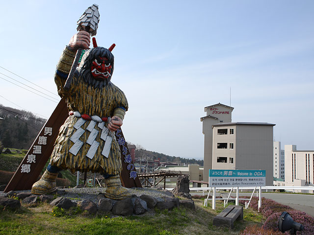 男鹿温泉郷入口のナマハゲ立像