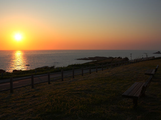 戸賀湾展望公園から望む夕陽